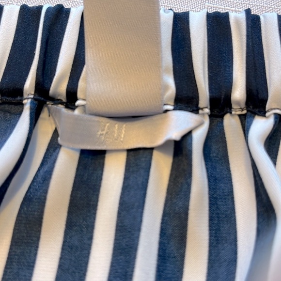 H&M BLUE AND WHITE STRIPED TOP SIZE 8 - Picture 10 of 13